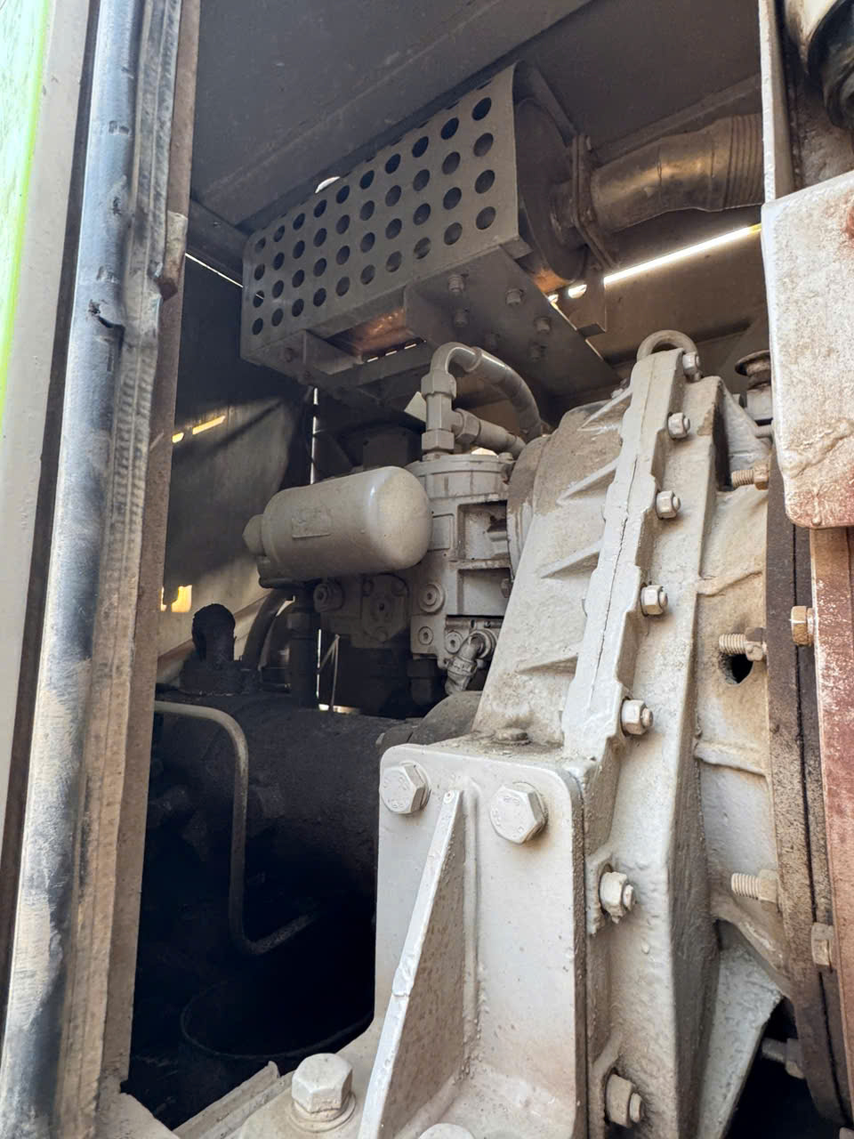 1Cẩu bánh xích zoomlion 75 tấn ZCC750, đã qua sử dụng, cũ giá tốt nhất, giao ngay, sẵn hàng, chất lượng, bảo hành