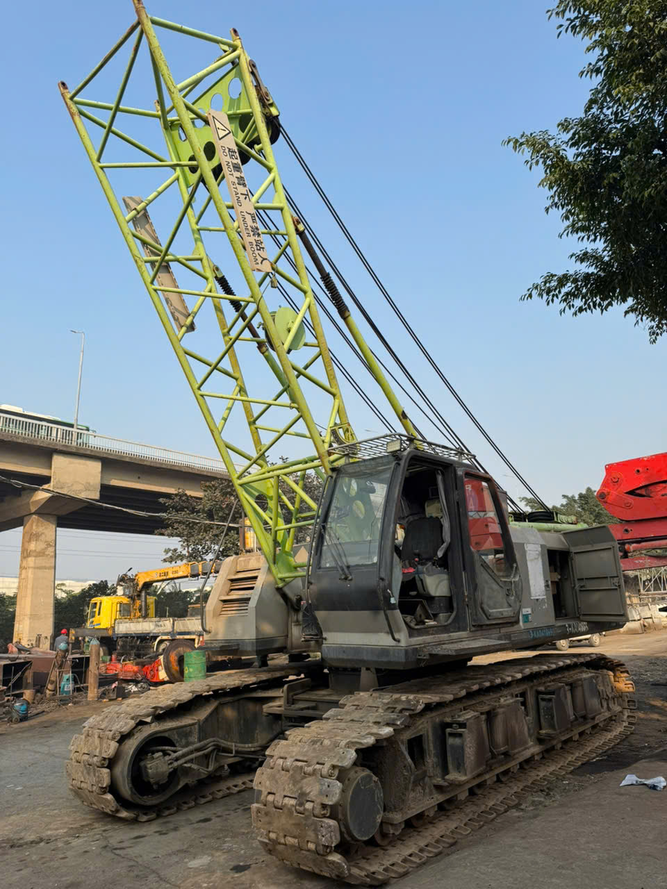 1Cẩu bánh xích zoomlion 75 tấn ZCC750, đã qua sử dụng, cũ giá tốt nhất, giao ngay, sẵn hàng, chất lượng, bảo hành